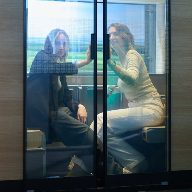 Neue „Knutsch-Abteile“ im ICE? Zwei DB-Mitarbeiterinnen sitzen in einem Zweierabteil, welches die Bahn auf einer Messe in Berlin vorgestellt hat. Offiziell will man einen Raum für Privatsphäre schaffen.