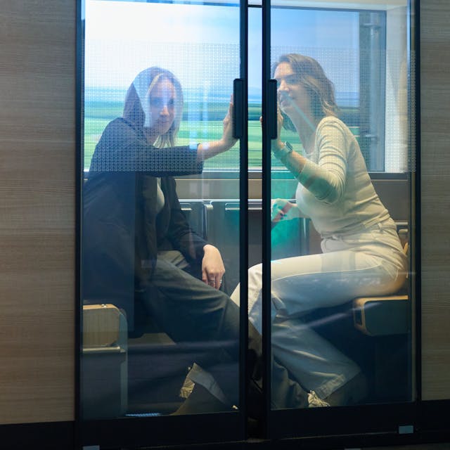Neue „Knutsch-Abteile“ im ICE? Zwei DB-Mitarbeiterinnen sitzen in einem Zweierabteil, welches die Bahn auf einer Messe in Berlin vorgestellt hat. Offiziell will man einen Raum für Privatsphäre schaffen.