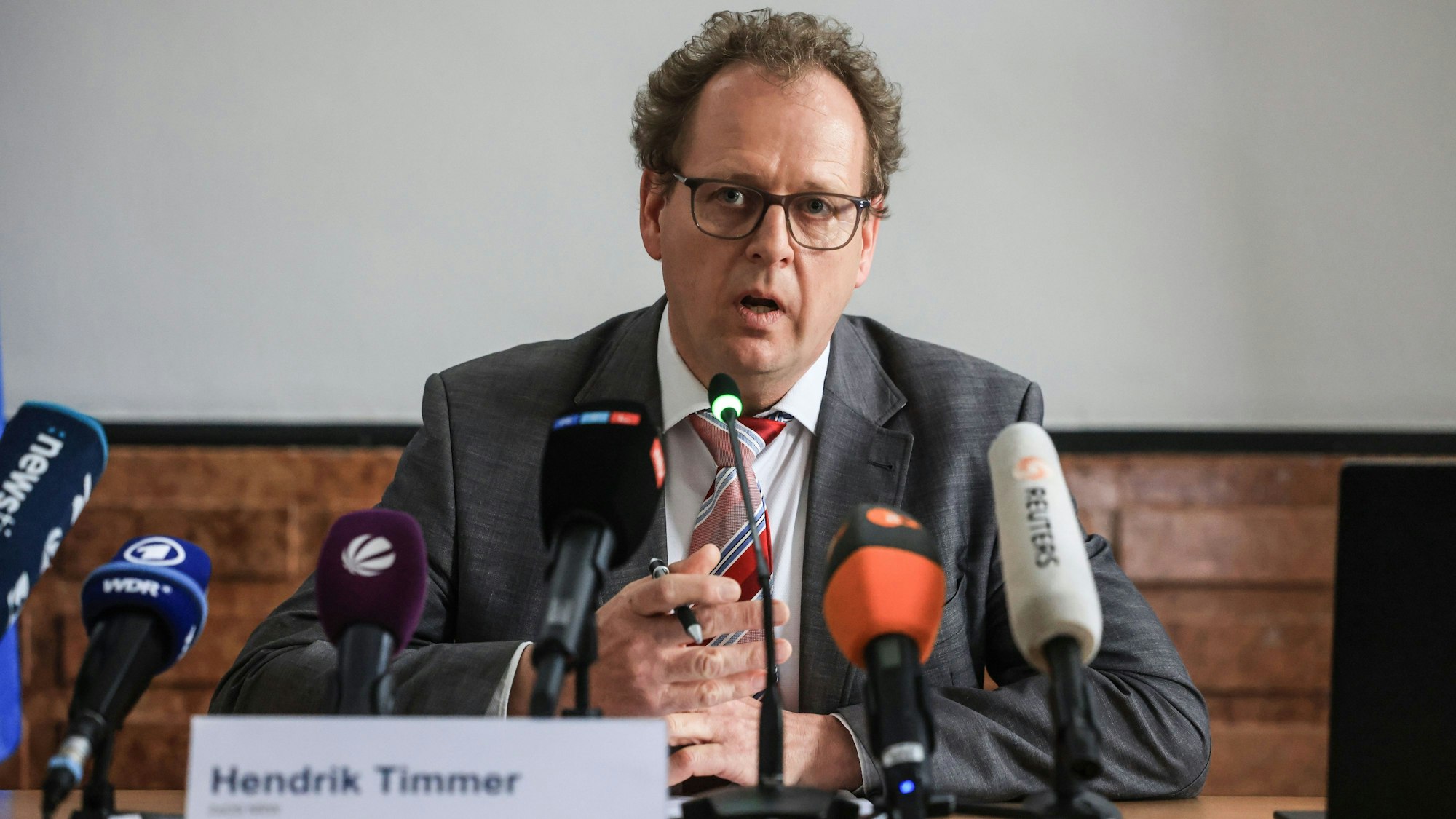 Hendrik Timmer, Staatsanwalt in Düsseldorf, berichtet über die Ergebnisse der Razzia gegen eine Schleuserbande.