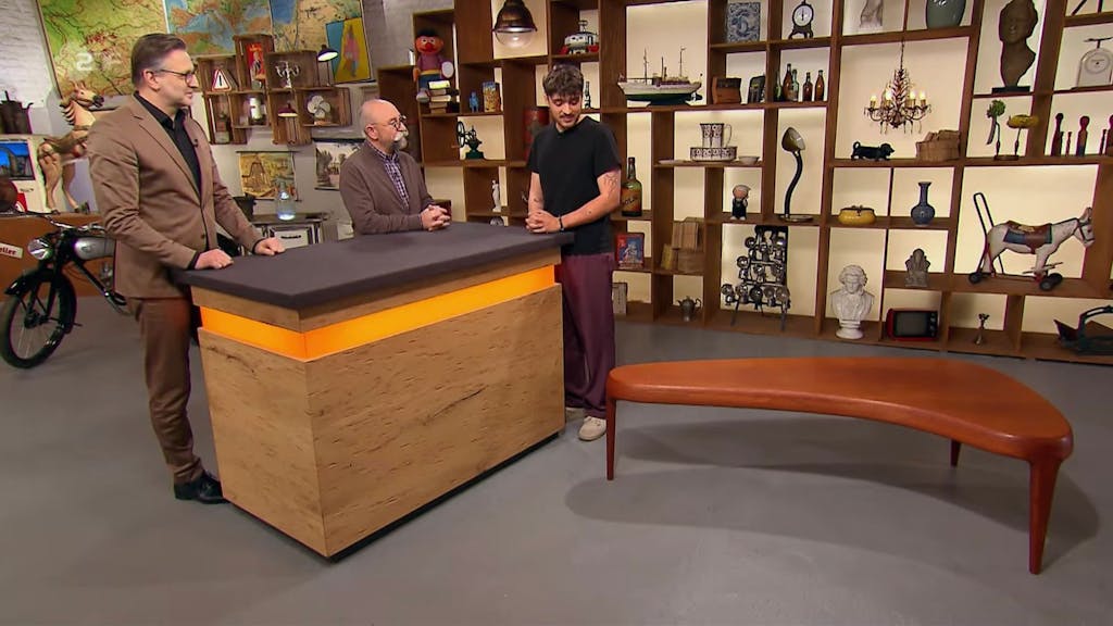 Oskar aus Köln kam mit einem alten Holztisch zu Horst Lichter in die Mittwochsausgabe von „Bares für Rares“.   (Bild: ZDF)