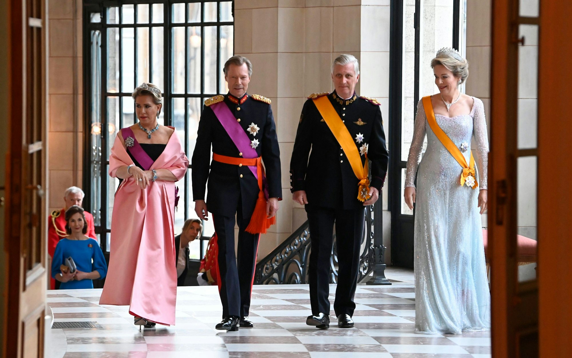 Großherzogin Maria-Teresa, Großherzog Henri, König Philippe und Königin Mathilde auf dem Weg zum Staatsbankett.