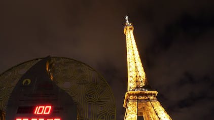 Die Countdown-Uhr von Paris 2024 in der Nähe des Eiffelturms in Paris, Frankreich, zeigt an, dass es noch 100 Tage bis zum Beginn der Olympischen Spiele 2024 in der französischen Hauptstadt sind.&nbsp;