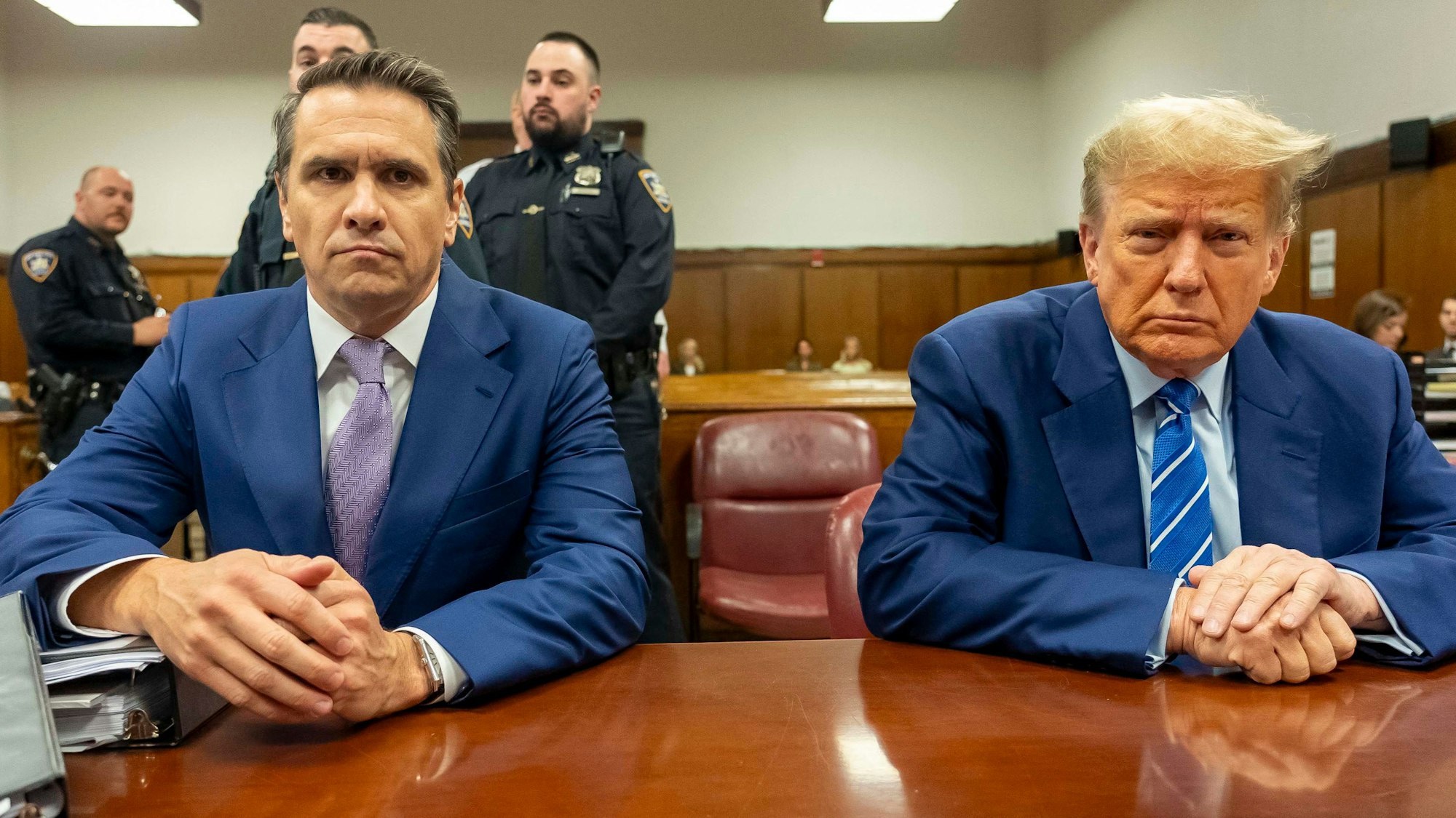Ex-US-Präsident Donald Trump (r.) zusammen mit seinem Anwalt Todd Blanche im Gerichtssaal in New York.