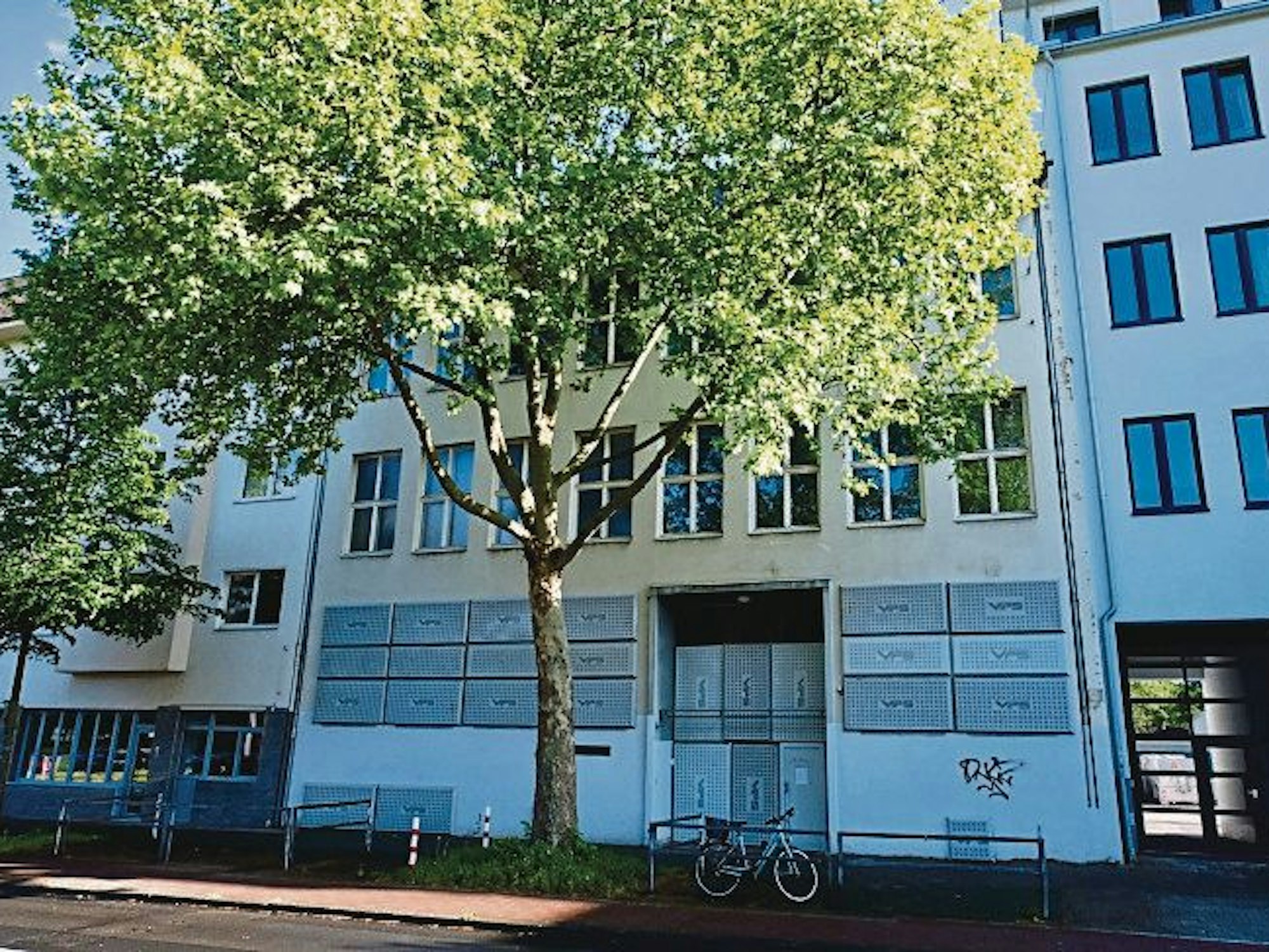 Ein leerstehendes Haus an der Aachener Straße in Köln, davor ist ein Fahrrad abgestellt.