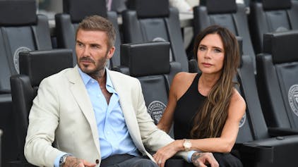 David Beckham und Victoria Beckham bei einem Fußballspiel.