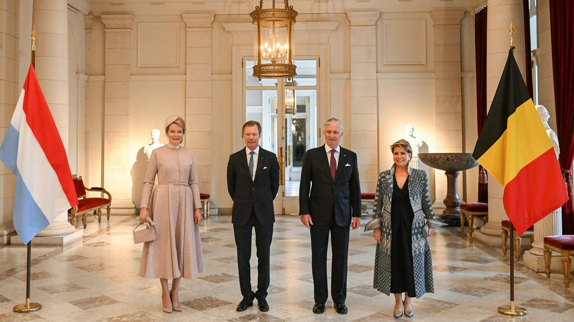 Königin Mathilde, Großherzog Henri, König Philippe und Großherzogin Maria-Teresa bei der Willkommenszeremonie.