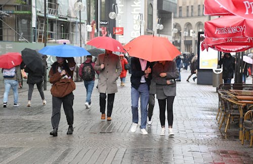 Menschen mit Regenschirmen in der Innenstadt.