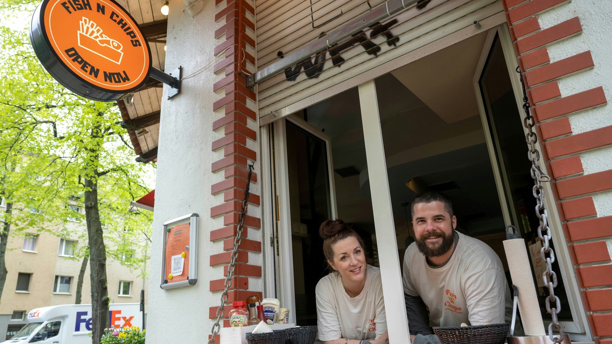 Donnerstags und freitags ist das Fish & Chips-Fenster im Salera geöffnet. Yannik Bürger und seine Frau Beatrix betreiben das spanische Restaurant im Agnesviertel.