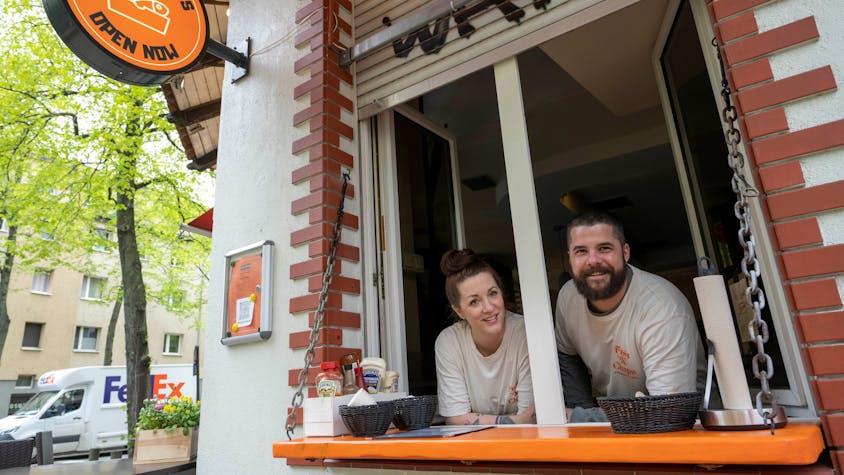 Donnerstags und freitags ist das Fish &amp; Chips-Fenster im Salera geöffnet. Yannik Bürger und seine Frau Beatrix betreiben das spanische Restaurant im Agnesviertel.
