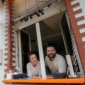 Donnerstags und freitags ist das Fish &amp; Chips-Fenster im Salera geöffnet. Yannik Bürger und seine Frau Beatrix betreiben das spanische Restaurant im Agnesviertel.