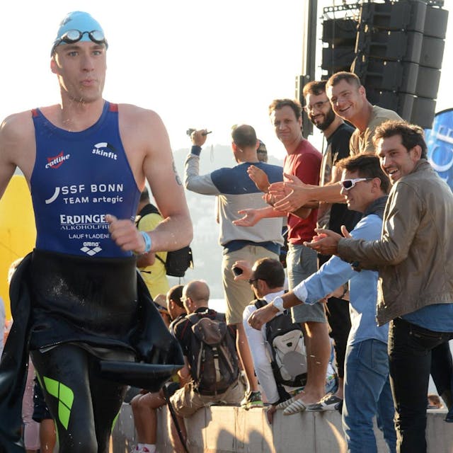 Ein Mann nimmt an einem Triathlon teil.