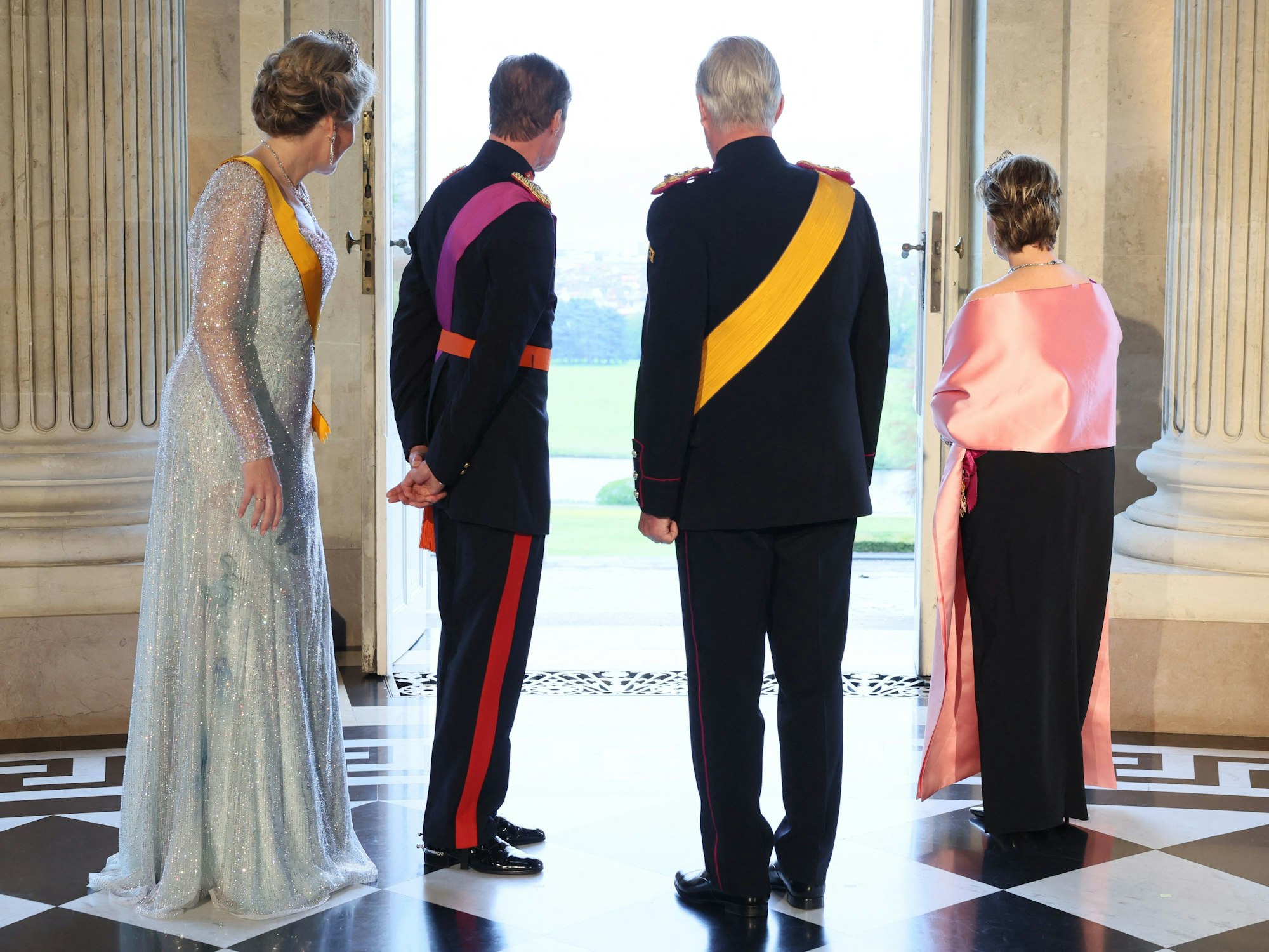 Königin Mathilde, Großherzog Henri, König Philippe und Großherzogin Maria-Teresa schauen sich vor dem Staatsbankett den königlichen Garten an.