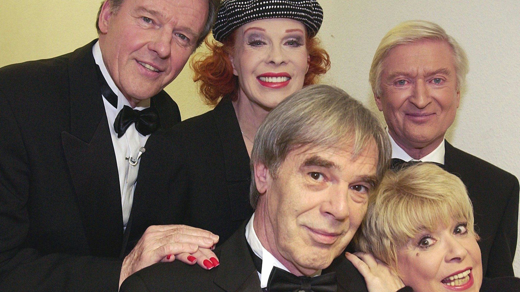 13 Jahre nach ihrem letzten gemeinsamen Kamera-Auftritt trifft sich die "Klimbim-Familie" mit ihren Darstellern Wichart von Roell, Elisabeth Volkmann, Horst Jüssen, Ingrid Steeger und Peer Augustinski (v.l) am Samstag (23.11.2002) in Köln.