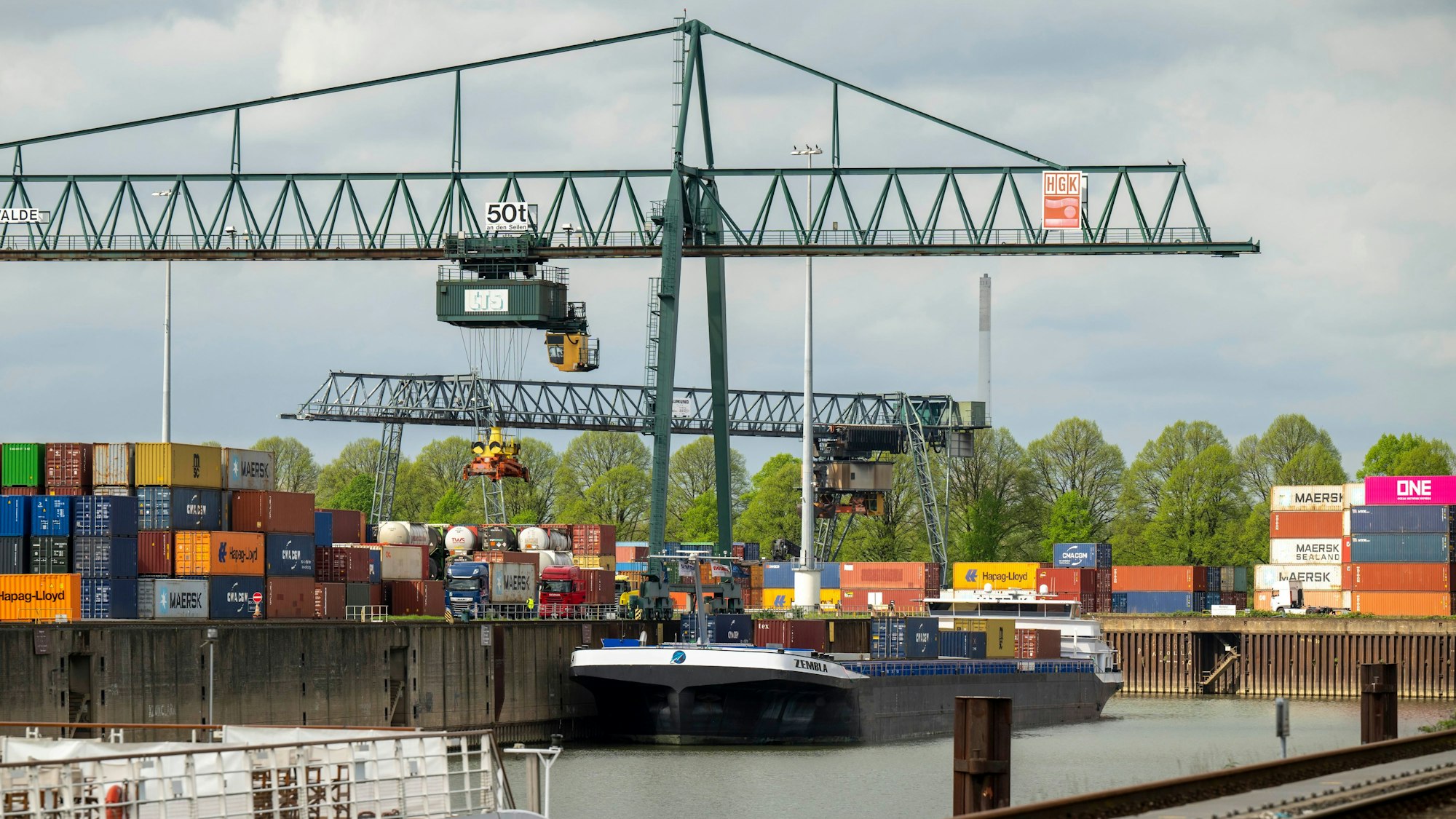 Container im Niehler Hafen.