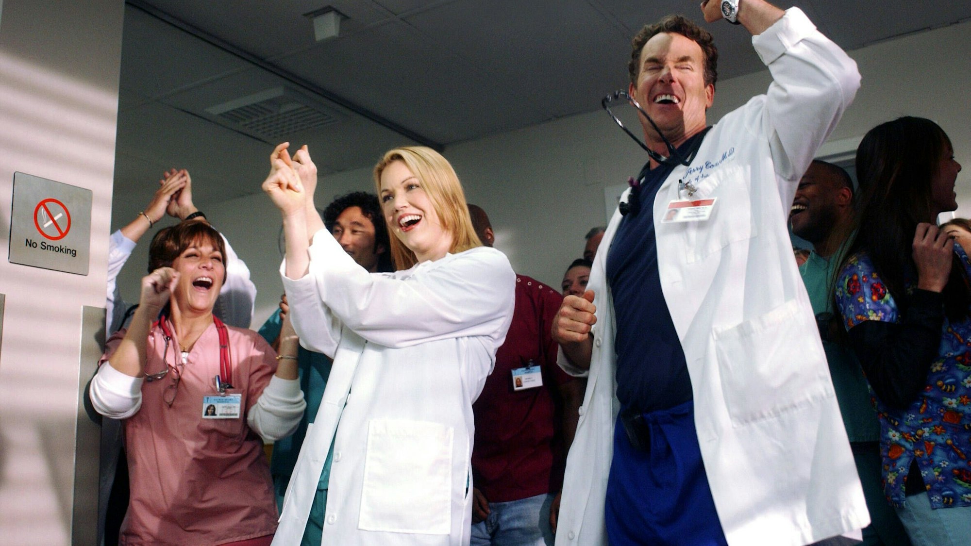 Szene aus Scrubs (19. Episode der dritten Staffel): John C. McGinley, der in der Ärzte-Comedy Chefarzt Perry Cox spielte, postete zusammen mit seinen Serien-Kolleginnen und -Kollegen ein gemeinsames Foto.