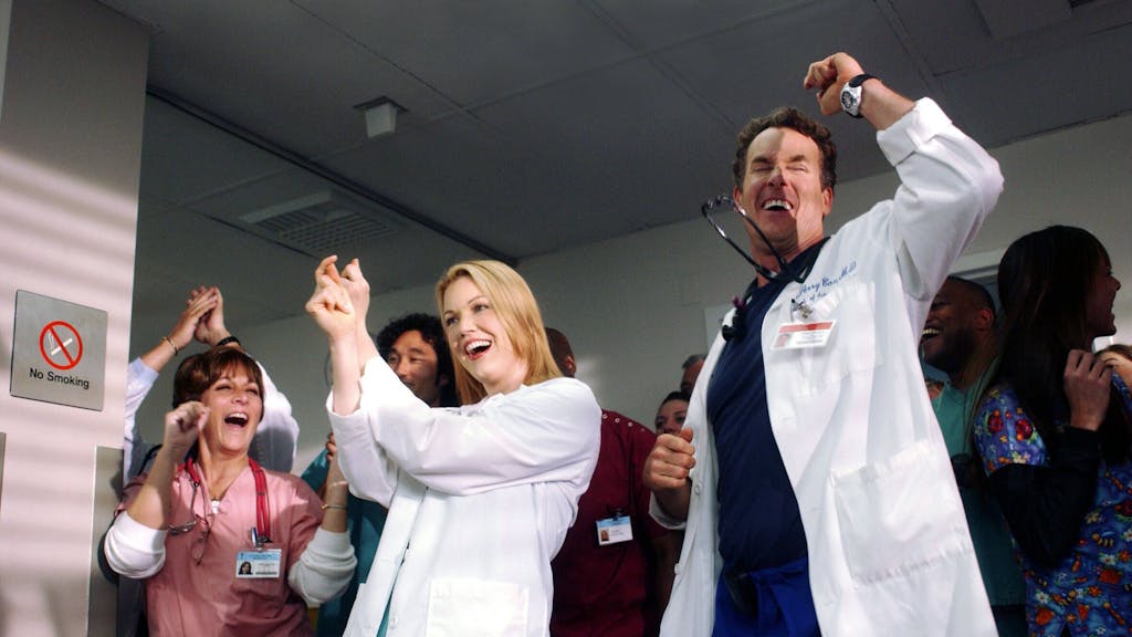 Szene aus Scrubs (19. Episode der dritten Staffel): John C. McGinley, der in der Ärzte-Comedy Chefarzt Perry Cox spielte, postete zusammen mit seinen Serien-Kolleginnen und -Kollegen ein gemeinsames Foto.