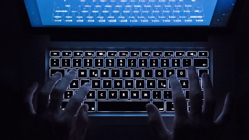Eine Person benutzt die beleuchtete Tastatur eines Notebooks. (Symbolbild)