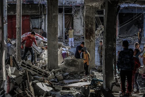 17.04.2024, Palästinensische Gebiete, Rafah: Palästinenser inspizieren ein Haus der Familie Abu Al-Hinud nach einem israelischen Luftangriff, bei dem mehrere Menschen getötet und zahlreiche verletzt wurden.