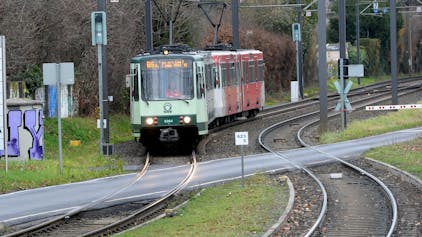 Eine Stadtbahn fährt in Bonn.