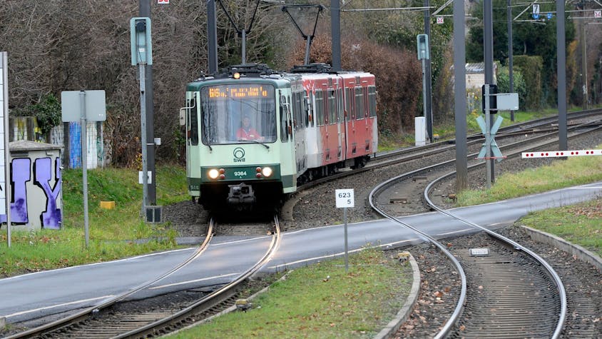 Eine Stadtbahn fährt in Bonn.