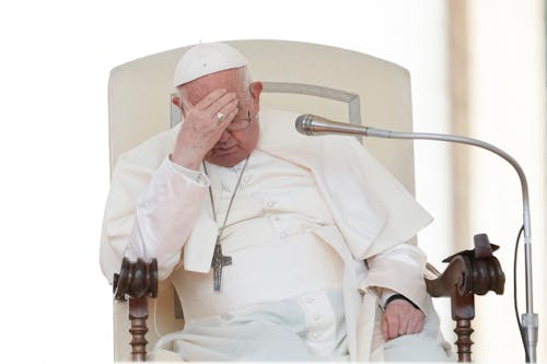 17.04.2024, Italien, Rom: Papst Franziskus berührt seine Stirn, während der wöchentlichen Generalaudienz auf dem Petersplatz im Vatikan.