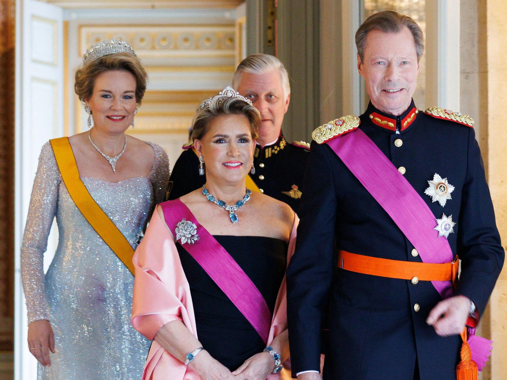 Königin Mathilde, König Philippe, Großherzogin Maria-Teresa und Großherzog Henri auf dem Weg zum Staatsbankett.