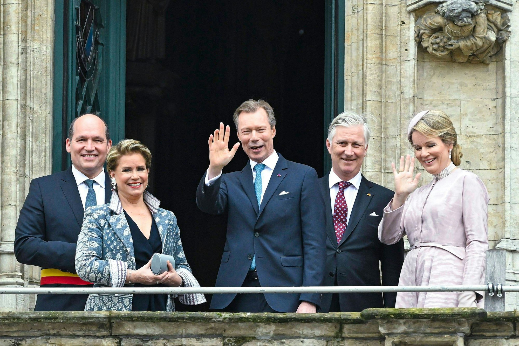 Philippe Close (Bürgermeister von Brüssel), Großherzogin Maria-Teresa, Großherzog Henri, König Philippe und Königin Mathilde winken vom Balkon.