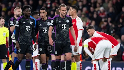 Die Stars von Bayern und Arsenal nach Abpfiff des Viertelfinal-Spiels in der Champions League auf dem Rasen.