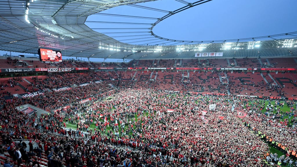 Tausende Fans stürmten nach dem Abpfiff den Platz und feierten die erste Deutsche Meisterschaft von Bayer Leverkusen.