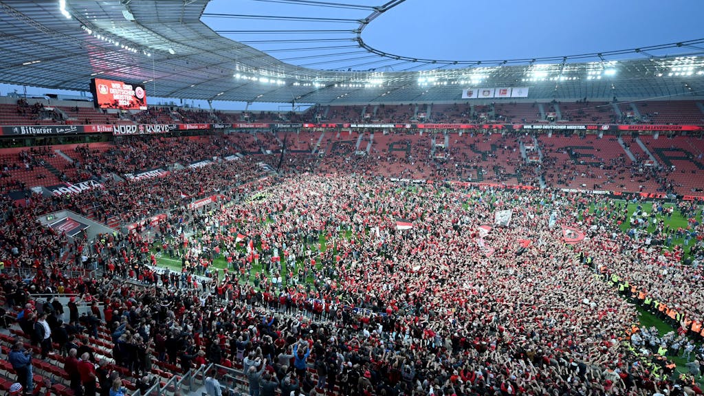 Bayer 04 Leverkusen gegen SV Werder Bremen: Leverkusens Fans feiern die Titel.