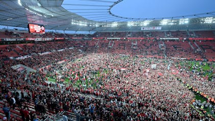 Tausende Fans stürmten nach dem Abpfiff den Platz und feierten die erste Deutsche Meisterschaft von Bayer Leverkusen.