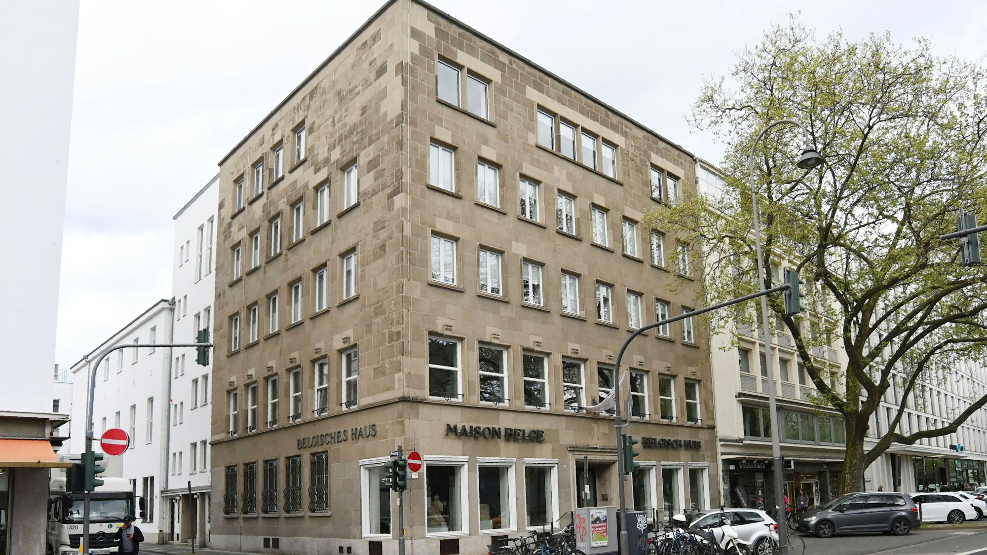 Zu sehen ist die Eckansicht des Belgischen Hauses in der Kölner Innenstadt.
