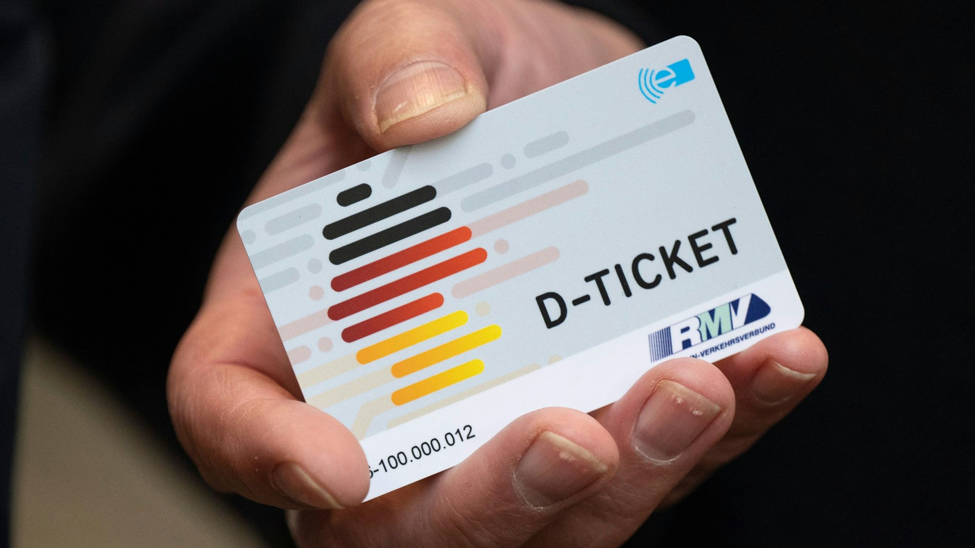 Eine Person hält ein Deutschlandticket. Verkehrsminister der Länder beraten über die Zukunft und Finanzierung des Tickets. (Symbolbild)
