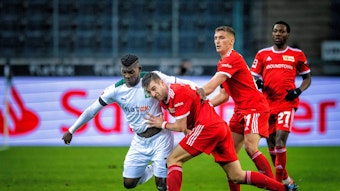 Breel Embolo gegen drei Spieler von Union Berlin.
