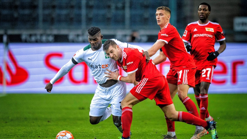Breel Embolo gegen drei Spieler von Union Berlin.