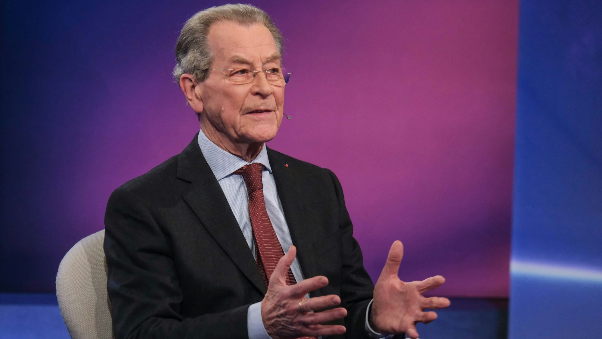 Franz Müntefering (SPD, ehemaliger Vizekanzler und Bundesminister) war in der ARD-Talksendung „Maischberger“ zu Gast – und äußerte sich kritisch über Altkanzler Gerhard Schröder.