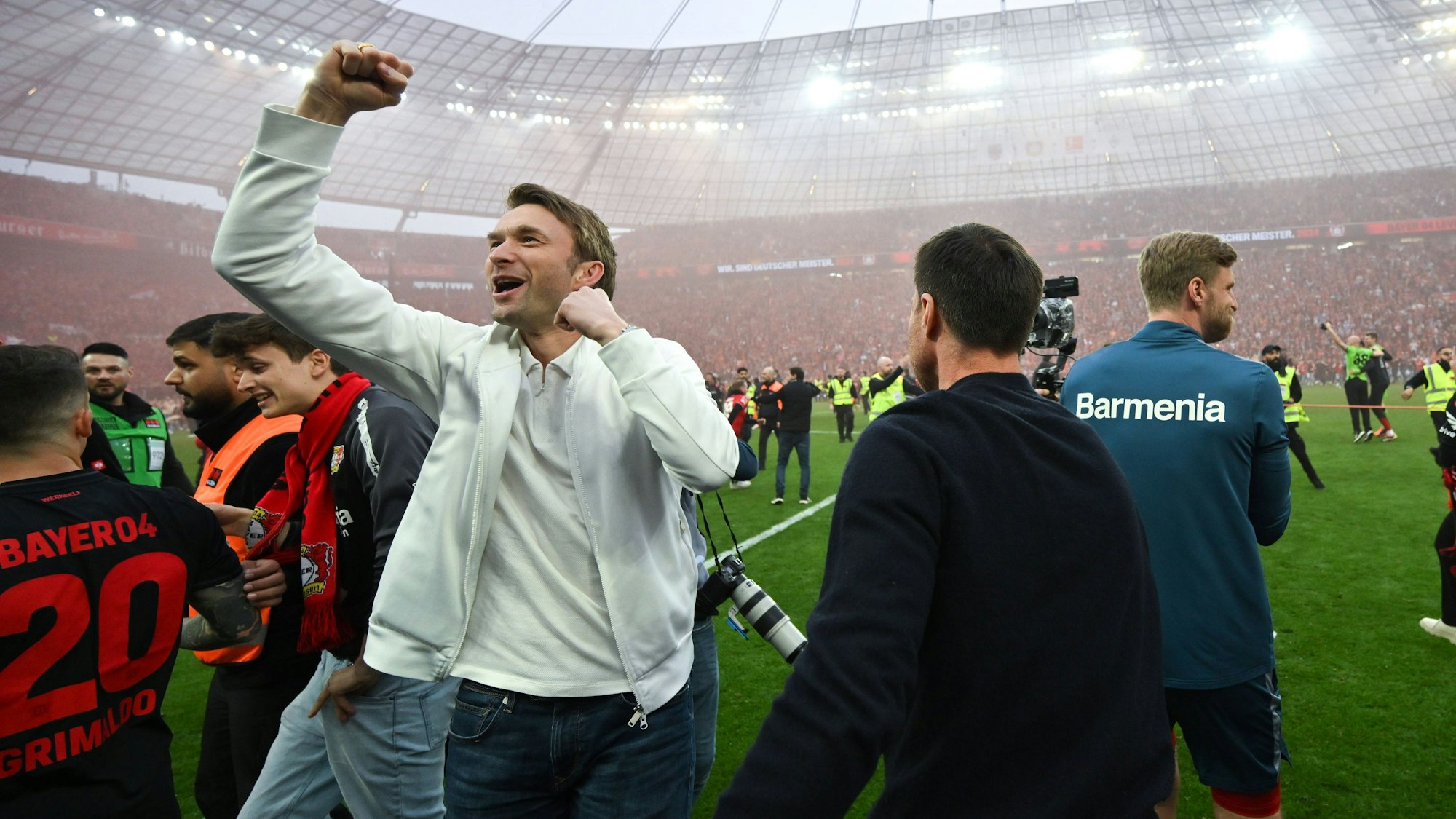 Sportgeschäftsführer Simon Rolfes nach dem Meisterschaftsgewinn von Bayer 04 Leverkusen. Rechts daneben: Xabi Alonso.