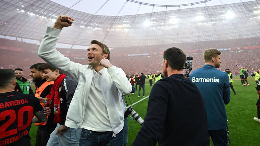 Sportgeschäftsführer Simon Rolfes nach dem Meisterschaftsgewinn von Bayer 04 Leverkusen. Rechts daneben: Xabi Alonso.