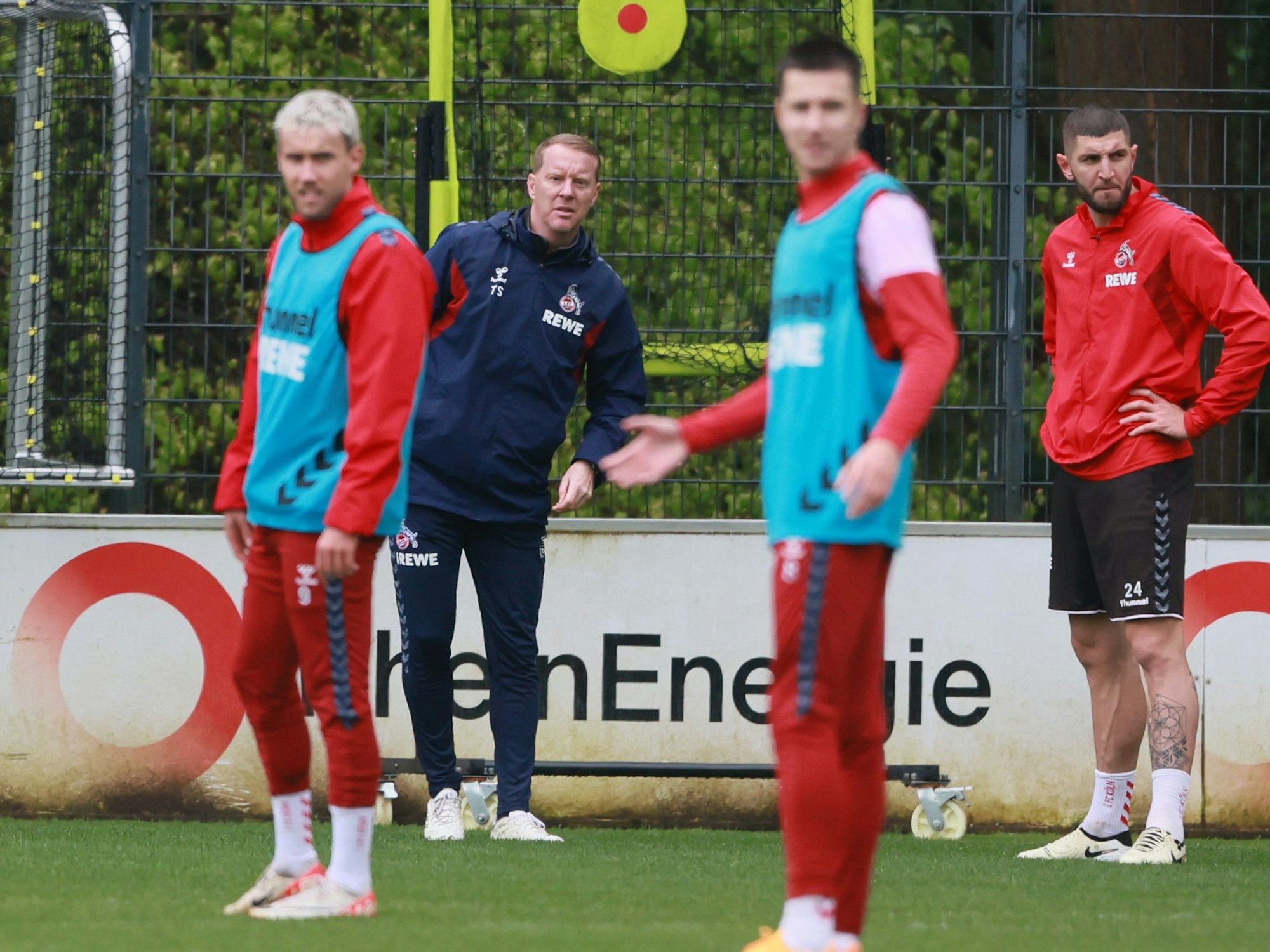 Timo Schultz beobachtet das Training der FC-Profis.