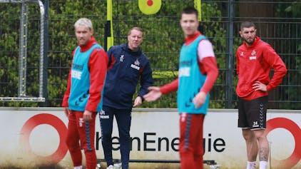 Timo Schultz beobachtet das Training der FC-Profis.