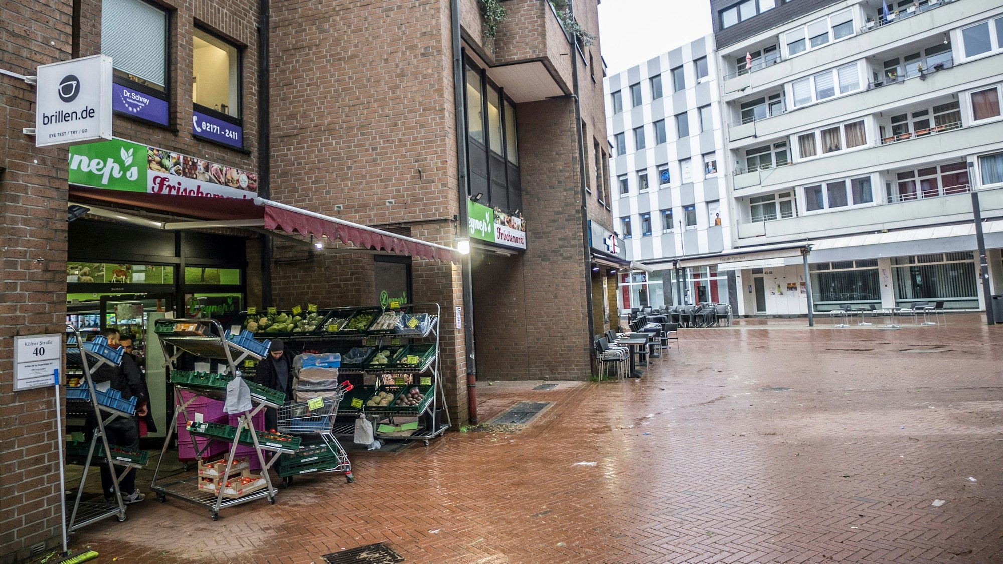 Zwei Läden in Opladen an der Kölner Straße 40 werden Zwangsversteigert. Foto: Ralf Krieger
