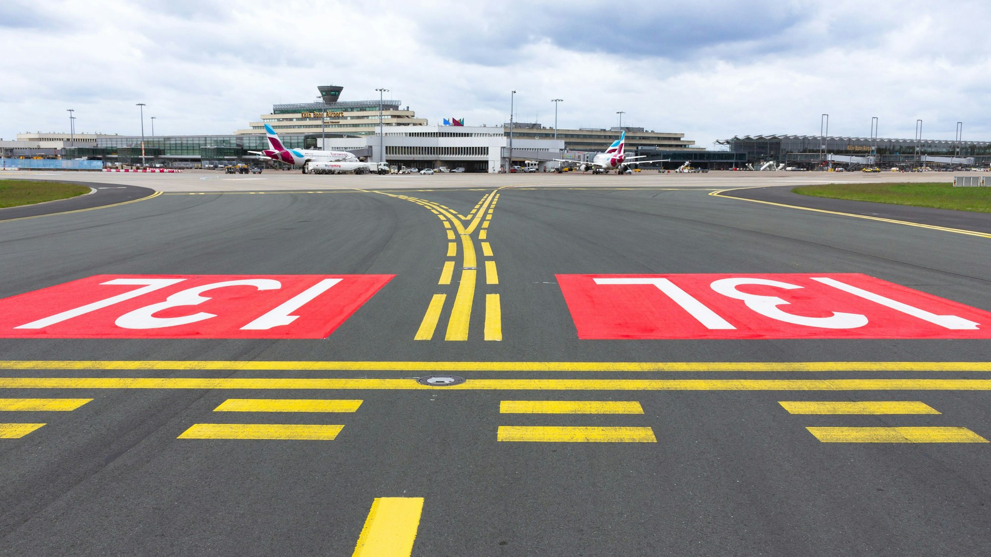 Zwei der drei Start- und Landebahnen am Flughafen Köln/Bonn bekommen einen neuen Namen. Sie sind groß auf dem Asphalt zu erkennen.