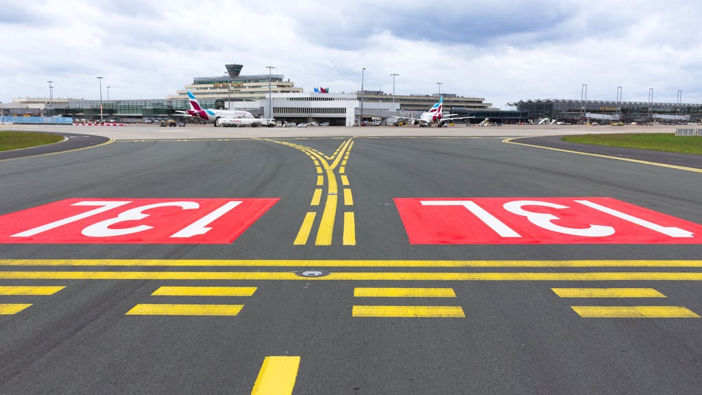 Zwei der drei Start- und Landebahnen am Flughafen Köln/Bonn bekommen einen neuen Namen. Sie sind groß auf dem Asphalt zu erkennen.