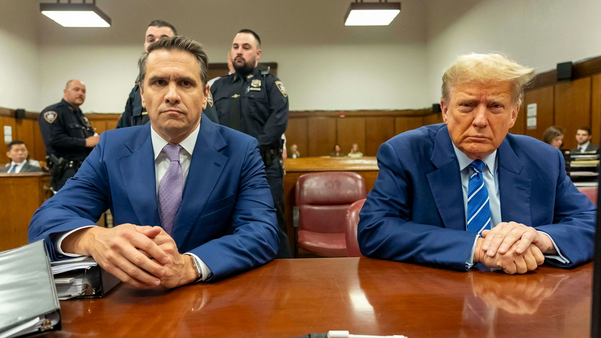 Donald Trump (r.) mit seinem Anwalt Todd Blanche: Trump hat eine Warnung vom Richter kassiert.