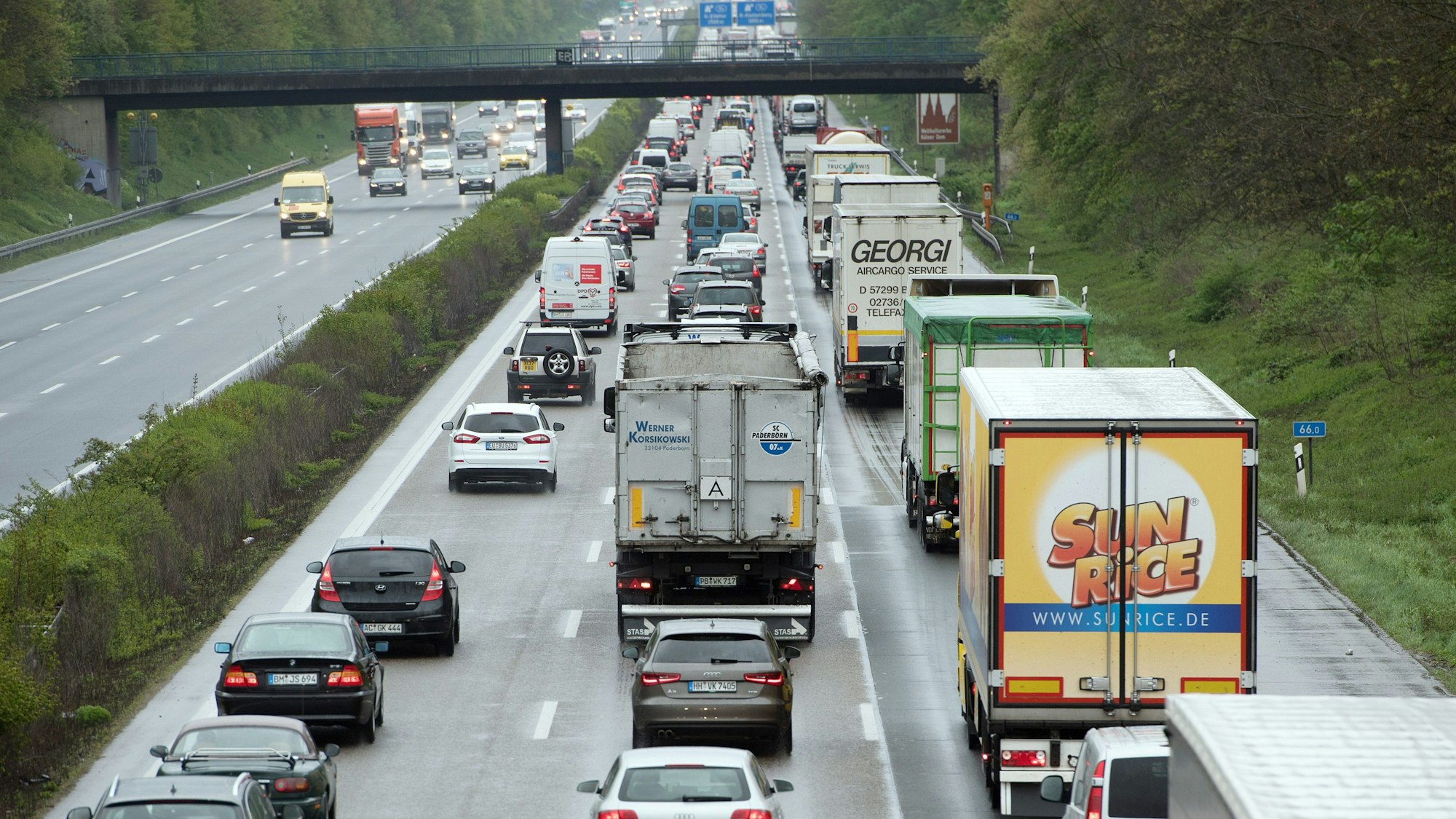 Fahrzeuge stauen sich auf der Autobahn 4 bei Köln. (Archivbild)