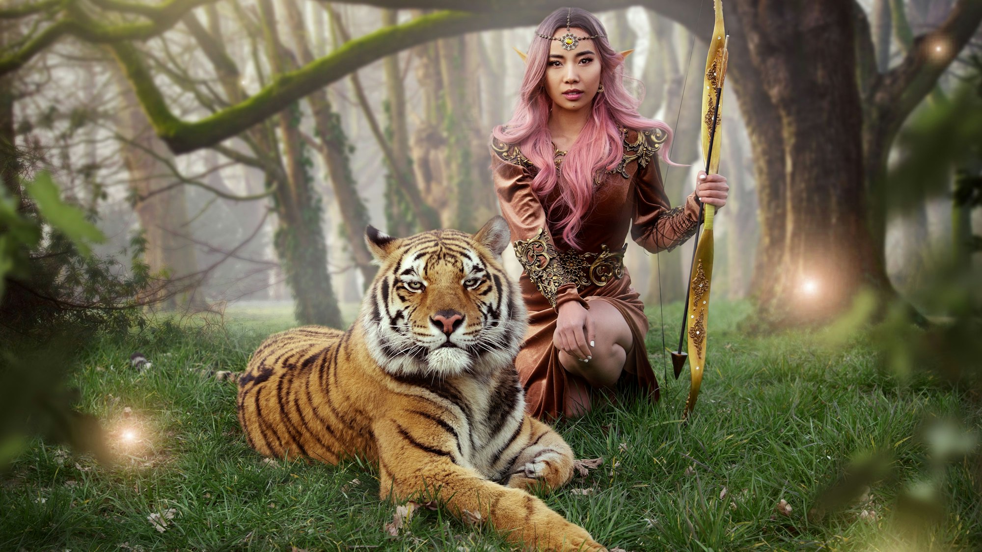 Eine Frau trägt Elfenohren und posiert mit einem ausgewachsenem Tiger.