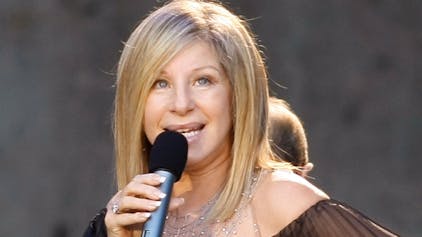 Barbra Streisand bei einem Live-Konzert.