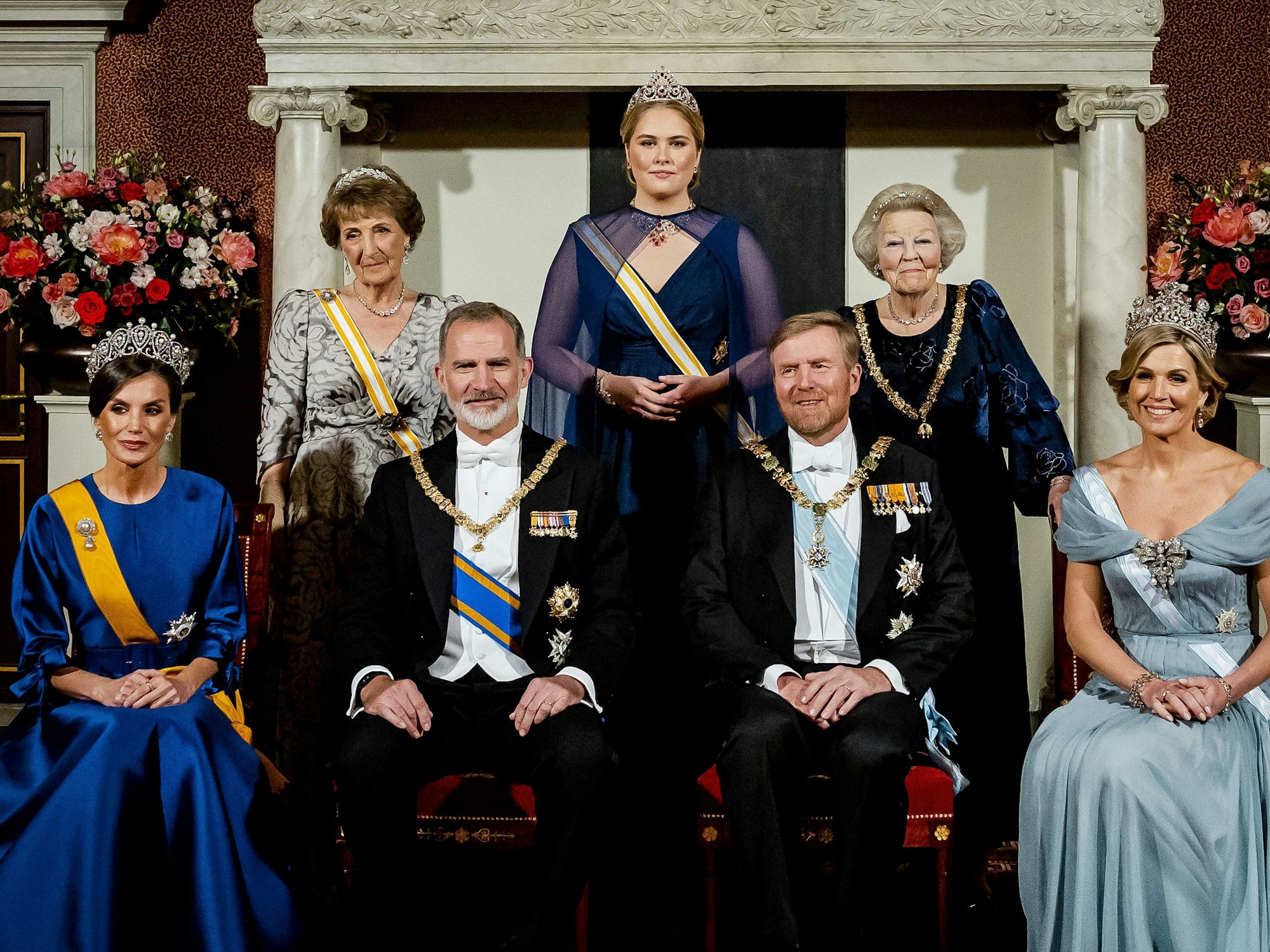 17.04.2024, Niederlande, Amsterdam: Willem-Alexander (vorne, 2.v.r), König der Niederlande, Maxima (r), Königin der Niederlande, Catharina-Amalia (hinten, M), Kronprinzessin der Niederlande, Beatrix (hinten, r), Prinzessin der Niederlande, und Margriet (hinten, l), Prinzessin der Niederlande, stehen während des offiziellen Fotos vor dem Staatsbankett mit König Felipe VI. (2.v.l) von Spanien und Königin Letizia (l) von Spanien im Königspalast. Das spanische Königspaar ist zu einem zweitägigen Staatsbesuch in den Niederlanden. Foto: Koen Van Weel/ANP/dpa +++ dpa-Bildfunk +++