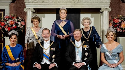 König Willem-Alexander (vorne, 2.v.r), Königin Maxima (r), Kronprinzessin Catharina-Amalia (hinten, m), Prinzessin Beatrix (hinten, r), und Prinzessin Margriet (hinten, l) stehen während des offiziellen Fotos vor dem Staatsbankett mit König Felipe VI. (2.v.l) und Königin Letizia (l) im Königspalast.