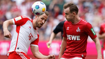 Jacob Christensen (r.) vom 1. FC Köln kämpft mit Harry Kane von Bayern München um den Ball.